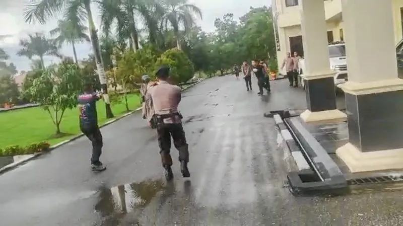 Pria Ini Paksa Masuk ke Brimob Polda Sultra, Polisi Keluarkan Tembakan