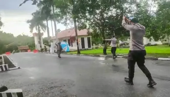 Pria Ini Paksa Masuk ke Brimob Polda Sultra, Polisi Keluarkan Tembakan