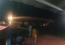 Ratusan Polisi Bubarkan Massa Penolak TKA di Pertigaan Konda Ratusan Polisi Bubarkan Massa Penolak TKA di Pertigaan Konda