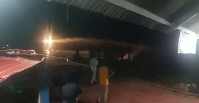 bubarkan_massa Ratusan Polisi Bubarkan Massa Penolak TKA di Pertigaan Konda