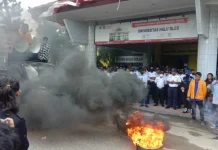 Tuntut Penurunan UKT, Mahasiswa UHO Demo Rektorat Tuntut Penurunan UKT, Mahasiswa UHO Demo Rektorat