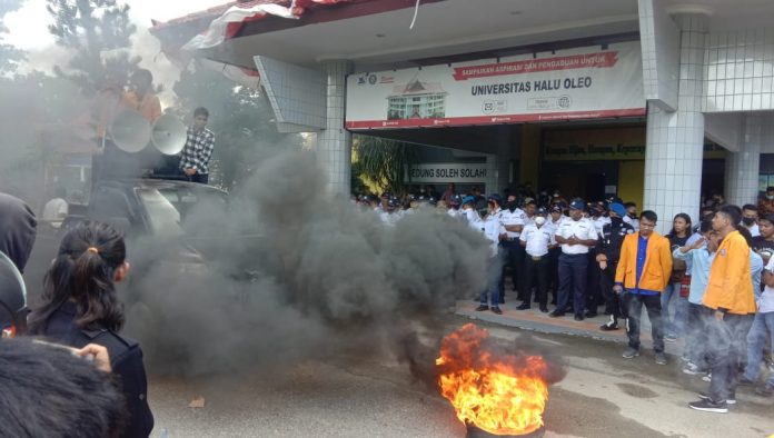 Tuntut Penurunan UKT, Mahasiswa UHO Demo Rektorat