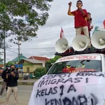 Demo Tolak TKA, Massa di Kendari Bawa Replika Keranda Mayat Kepala Imigrasi Demo Tolak TKA, Massa di Kendari Bawa Replika Keranda Mayat Kepala Imigrasi