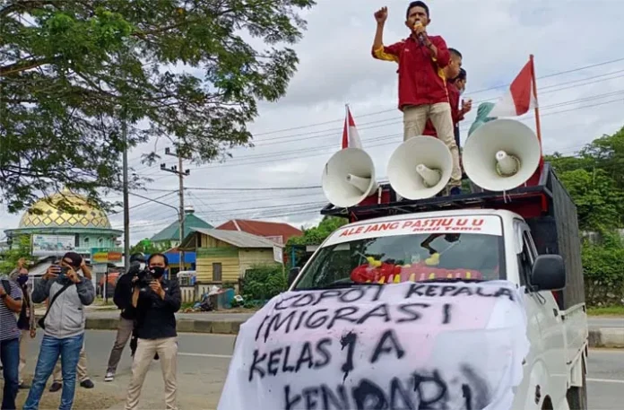 Demo Tolak TKA, Massa di Kendari Bawa Replika Keranda Mayat Kepala Imigrasi