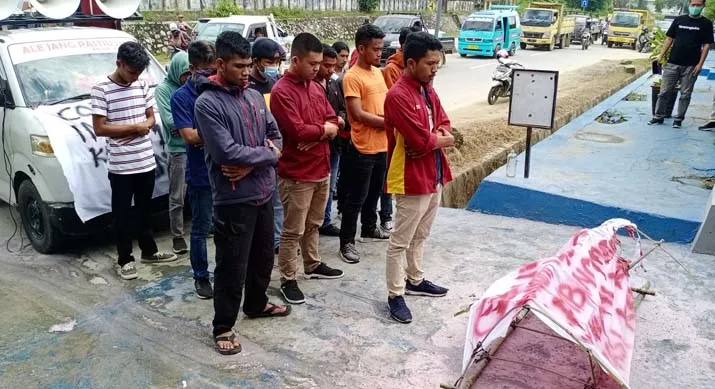 Demo Tolak TKA, Massa di Kendari Bawa Replika Keranda Mayat Kepala Imigrasi