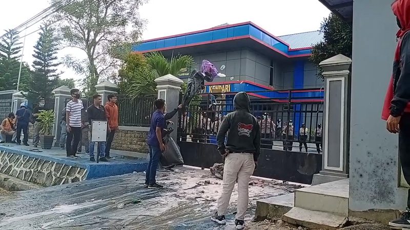 Demo TKA di Kendari Ricuh, Kantor Imigrasi Dilempari Sampah