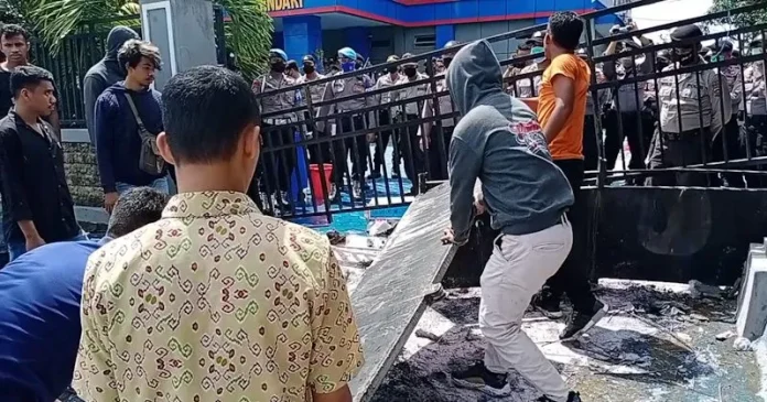 Demo TKA di Kendari Ricuh, Kantor Imigrasi Dilempari Sampah