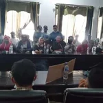 Tolak Kehadiran Alfamart dan Alfamidi, Pedagang Datangi Gedung DPRD Bombana Tolak Kehadiran Alfamart dan Alfamidi, Pedagang Datangi Gedung DPRD Bombana