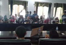 Tolak Kehadiran Alfamart dan Alfamidi, Pedagang Datangi Gedung DPRD Bombana Tolak Kehadiran Alfamart dan Alfamidi, Pedagang Datangi Gedung DPRD Bombana