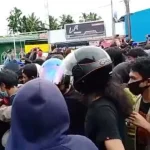 Massa Penolak TKA China Bentrok dengan Polisi Massa Penolak TKA China Bentrok dengan Polisi