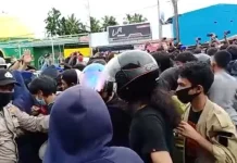 Massa Penolak TKA China Bentrok dengan Polisi Massa Penolak TKA China Bentrok dengan Polisi