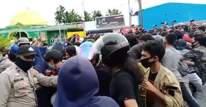 Massa Penolak TKA China Bentrok dengan Polisi