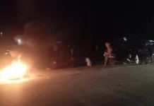 Massa Penolak TKA China Demo di Pertigaan Konda Massa Penolak TKA China Demo di Pertigaan Konda