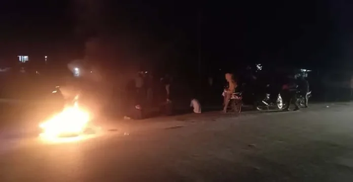 Massa Penolak TKA China Demo di Pertigaan Konda