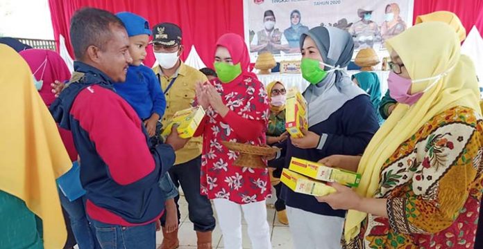 Dinkes dan TP PKK Konut Salurkan Ribuan Paket Menu Gizi Balita dan Lansia