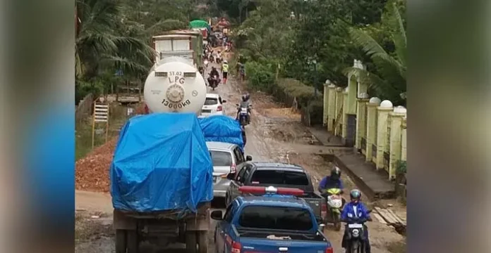 Mobil Tangki Terjebak di Landono, Distribusi Elpiji ke Kolaka Terlambat