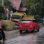 Truk Seruduk Pagar Rumah Warga di Pendakian Jembel Baubau Truk Seruduk Pagar Rumah Warga di Pendakian Jembel Baubau