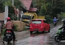 Truk Seruduk Pagar Rumah Warga di Pendakian Jembel Baubau Truk Seruduk Pagar Rumah Warga di Pendakian Jembel Baubau