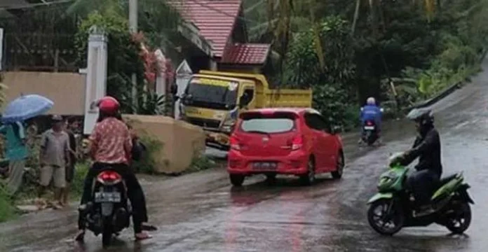 Truk Seruduk Pagar Rumah Warga di Pendakian Jembel Baubau