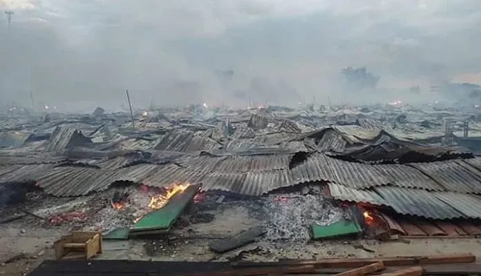kebakaran Kebakaran di Pasar Laino Raha, Ratusan Kios Hangus
