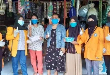 Mahasiswa UHO Bagi-bagi Masker dan Hand Sanitizer di Mubar Mahasiswa UHO Bagi-bagi Masker dan Hand Sanitizer di Mubar