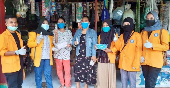 Mahasiswa UHO Bagi-bagi Masker dan Hand Sanitizer di Mubar