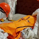 Penemuan Mayat di Baubau, Dievakuasi dengan APD Lengkap Penemuan Mayat di Baubau, Dievakuasi dengan APD Lengkap