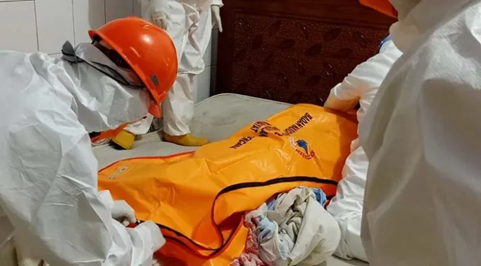 mayat_baubau_apd Penemuan Mayat di Baubau, Dievakuasi dengan APD Lengkap