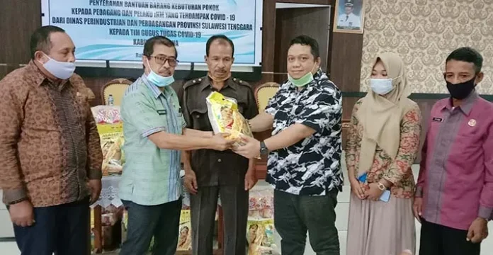 1.169 Pedagang dan Pelaku IKM di Muna Terima Bantuan Sembako