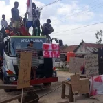 Blokade Jalan Terus Berlanjut, Pemprov Sultra Didesak Temui Massa Blokade Jalan Terus Berlanjut, Pemprov Sultra Didesak Temui Massa