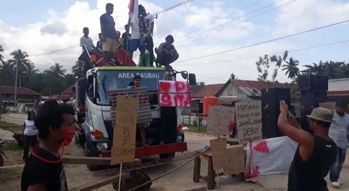 raha_lakapera Blokade Jalan Terus Berlanjut, Pemprov Sultra Didesak Temui Massa