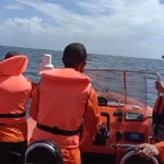 2 Kru KM Dua Putri Diselamatkan oleh Nelayan 2 Kru KM Dua Putri Diselamatkan oleh Nelayan