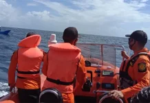 2 Kru KM Dua Putri Diselamatkan oleh Nelayan 2 Kru KM Dua Putri Diselamatkan oleh Nelayan