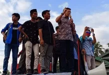 Singgah Orasi Saat Mahasiswa Unjuk Rasa, Ketua DPRD Sultra Nyatakan Tolak TKA Singgah Orasi Saat Mahasiswa Unjuk Rasa, Ketua DPRD Sultra Nyatakan Tolak TKA
