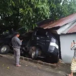 Jalan Licin, Truk Tergelincir dan Seruduk Rumah Warga di Jalur Bukit Wolio Jalan Licin, truk Tergelincir dan Seruduk Rumah Warga di Jalur Bukit Wolio