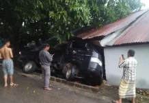 Jalan Licin, Truk Tergelincir dan Seruduk Rumah Warga di Jalur Bukit Wolio Jalan Licin, truk Tergelincir dan Seruduk Rumah Warga di Jalur Bukit Wolio