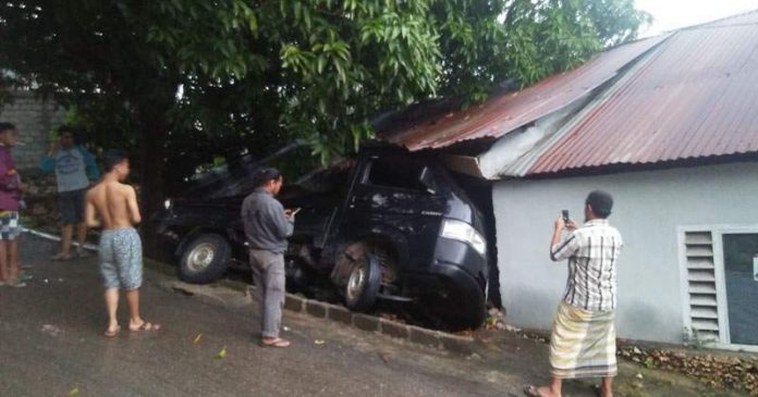 Jalan Licin, truk Tergelincir dan Seruduk Rumah Warga di Jalur Bukit Wolio