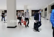 Dikawal Polisi, 156 TKA China Tiba di Bandara Haluoleo Kendari Dikawal Polisi, 156 TKA China Tiba di Bandara Haluoleo Kendari