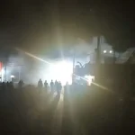 Polisi Pukul Mundur Demonstran Penolak TKA China dengan Gas Air Mata Polisi Pukul Mudur Demonstran Penolak TKA China dengan Gas Air Mata