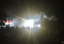 Polisi Pukul Mundur Demonstran Penolak TKA China dengan Gas Air Mata Polisi Pukul Mudur Demonstran Penolak TKA China dengan Gas Air Mata