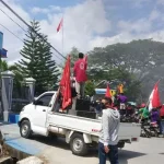Massa Bergerak Hadang TKA China, Jalan Masuk Kota Mulai Diblokade Massa Bergerak Hadang TKA China, Jalan Masuk Kota Mulai Diblokade