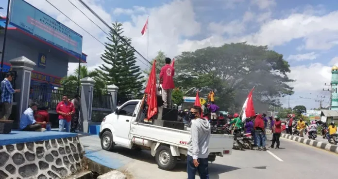 Massa Bergerak Hadang TKA China, Jalan Masuk Kota Mulai Diblokade