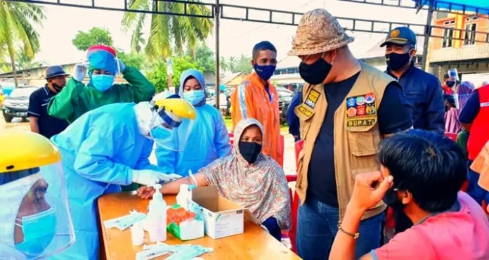 Ratusan Pedagang di Pasar Sentral Tinobu Konut Jalani Rapid Test