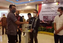 PT Ceria Secara Simbolis Serahkan Bantuan CSR Melalui Pemda Kolaka PT Ceria Secara Simbolis Serahkan Bantuan CSR Melalui Pemda Kolaka