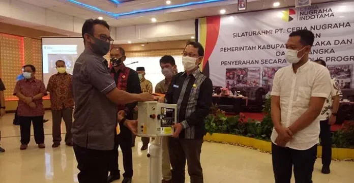 PT Ceria Secara Simbolis Serahkan Bantuan CSR Melalui Pemda Kolaka