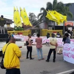 Protes di Kantor Golkar Sultra Berlanjut, Massa Blokade Jalan Protokol Protes di Kantor Golkar Sultra Berlanjut, Massa Blokade Jalan Protokol