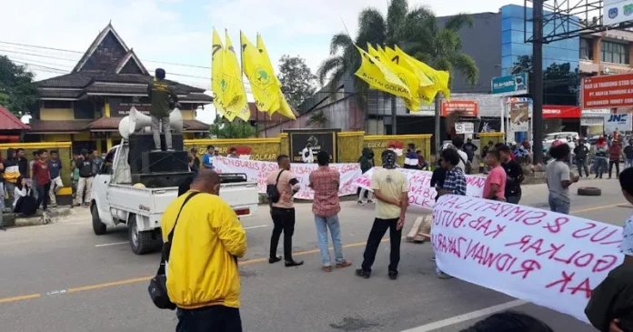 Protes di Kantor Golkar Sultra Berlanjut, Massa Blokade Jalan Protokol