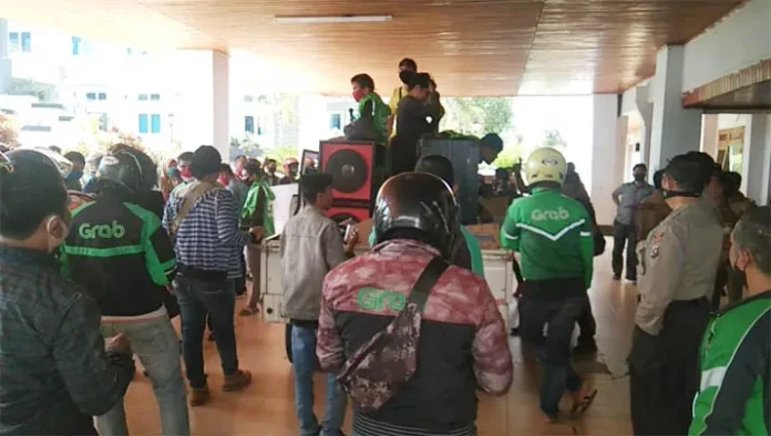 demo Tolak Tarif Murah Maxim, Pengemudi Ojol Protes di DPRD Sultra