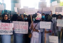 Honorer RSUD Butur Demo Menuntut Hak Segera Dibayarkan Honorer RSUD Butur Demo Menuntut Hak Segera Dibayarkan
