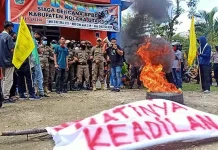 Demo Penutupan Perusahaan Tambang di Kolut Sempat Ricuh Demo Penutupan Perusahaan Tambang di Kolut Sempat Ricuh